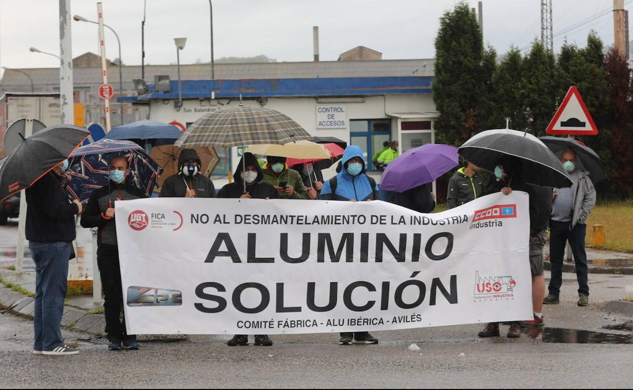 Trabajadores de Alu Ibérica concentrados frente a la planta de Avilés, este lunes.