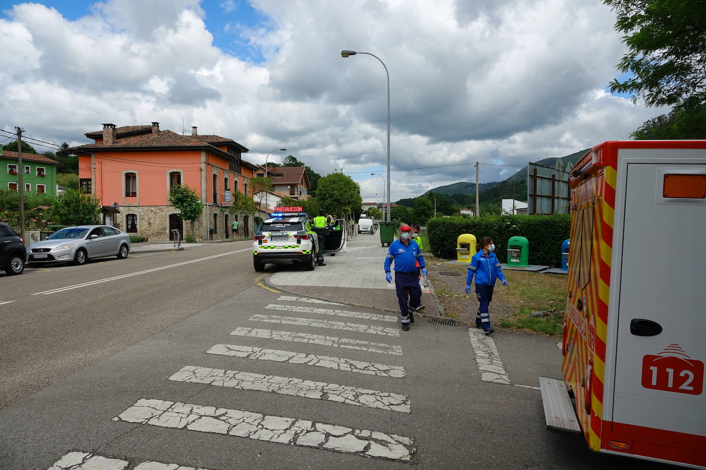 Un vehículo impactó contra una barandilla metálica en Sevares tras chocar con la furgoneta que le precedía.