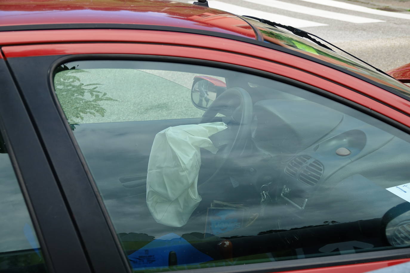 Un vehículo impactó contra una barandilla metálica en Sevares tras chocar con la furgoneta que le precedía.