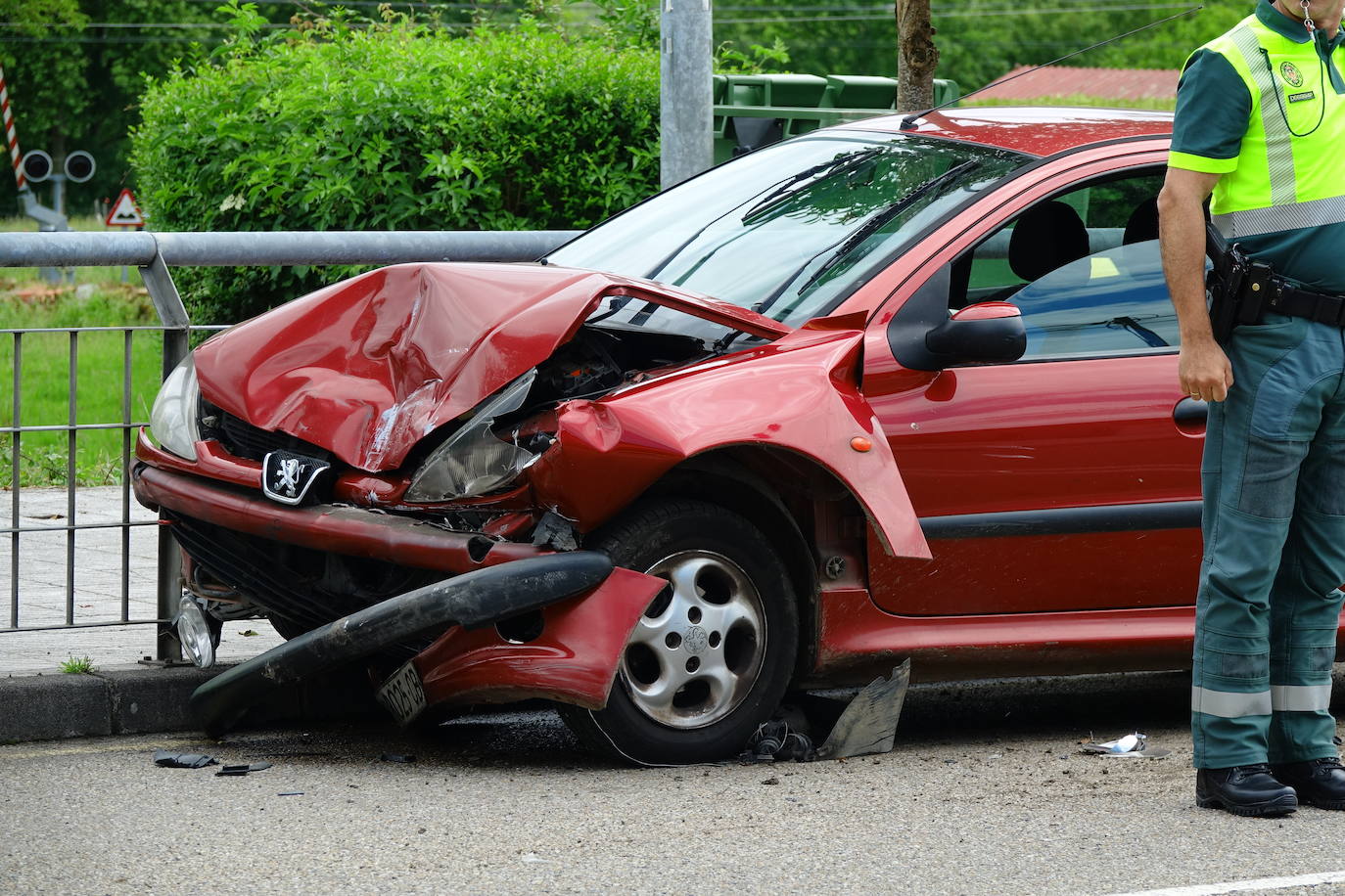 Un vehículo impactó contra una barandilla metálica en Sevares tras chocar con la furgoneta que le precedía.