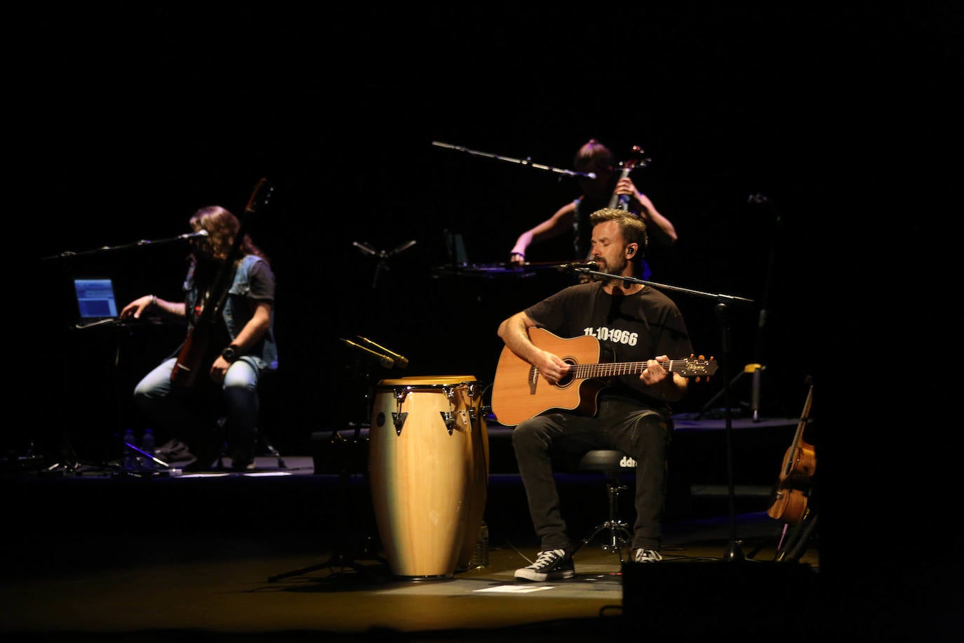 Pau Donés, el vocalista de Jarabe de Palo, ha fallecido este martes a los 53 años. El cantante ha dejado momentos estelares para la historia de la música, con temas tan conocidos como La Flaca, canción que da nombre al primer disco del grupo, publicado en 1996. 