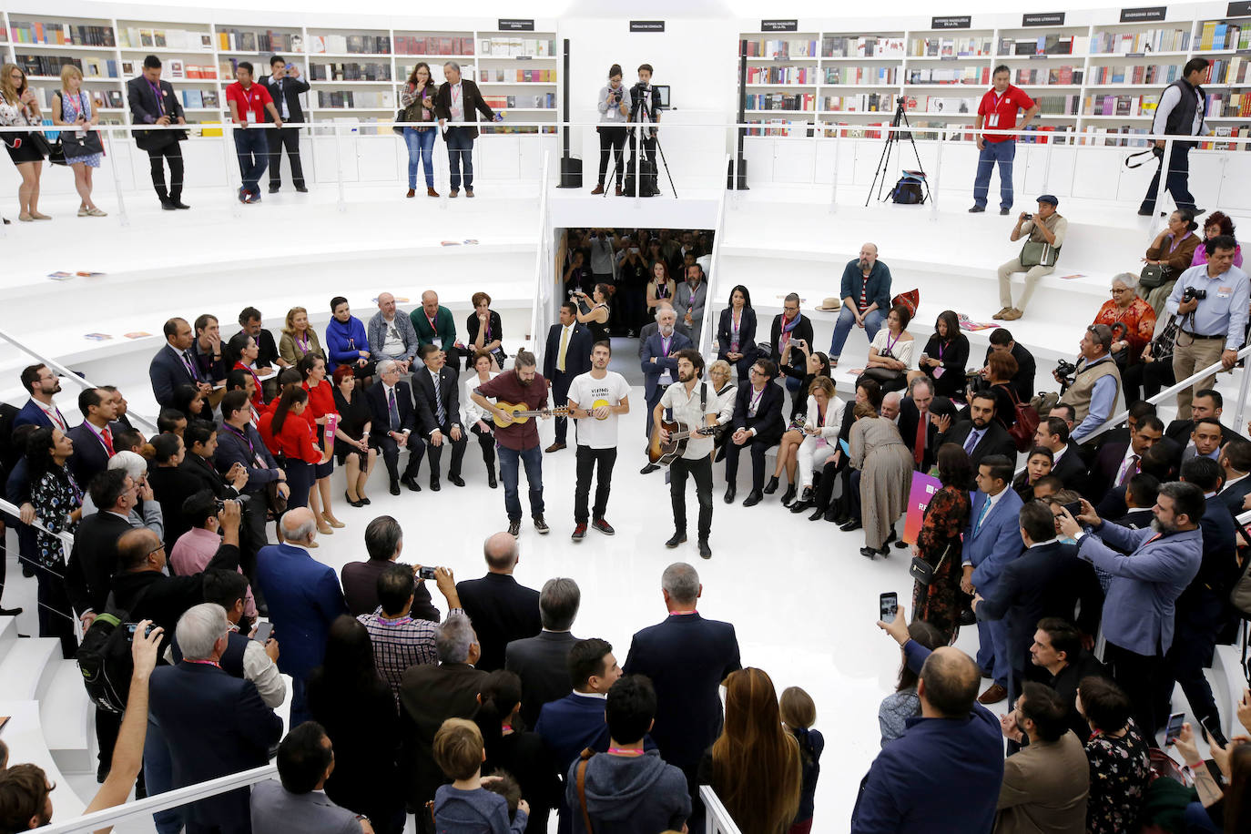 El jurado del Premio Princesa de Comunicación y Humanidades 2020 ha otorgado el galardón a la Feria Internacional del Libro de Guadalajara y al Hay Festival of Literature & Arts por representar «los más importantes puntos de encuentro del libro, los escritores, los lectores y la cultura en el mundo». | En la imagen,el grupo español Vetusta Morla en la Feria Internacional del Libro de Guadalajara de 2017. 