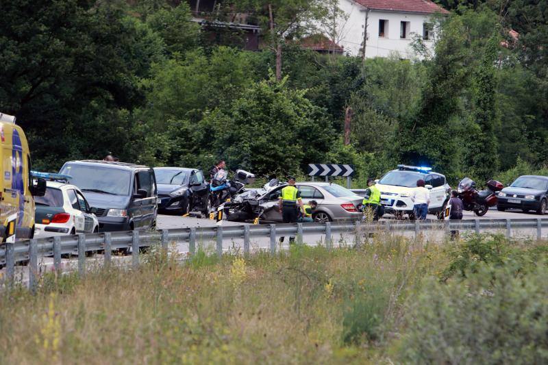 En el siniestro, que tuvo lugar en la carretera regional AS-112, cerca de la población de Soto, se han visto implicados tres turismos y dos motocicletas.