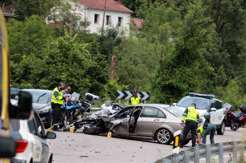 En el siniestro, que tuvo lugar en la carretera regional AS-112, cerca de la población de Soto, se han visto implicados tres turismos y dos motocicletas.