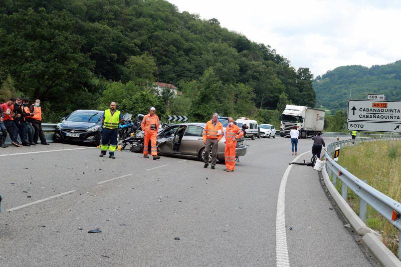 En el siniestro, que tuvo lugar en la carretera regional AS-112, cerca de la población de Soto, se han visto implicados tres turismos y dos motocicletas.