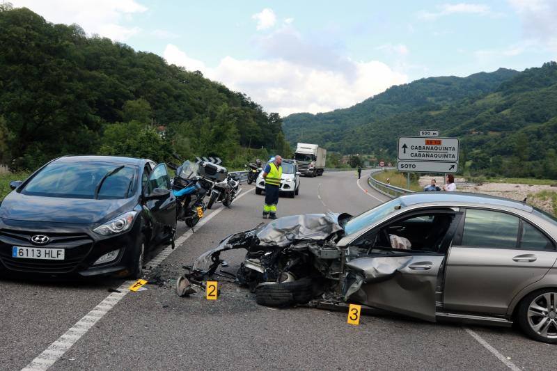 En el siniestro, que tuvo lugar en la carretera regional AS-112, cerca de la población de Soto, se han visto implicados tres turismos y dos motocicletas.