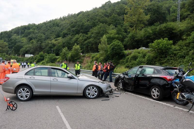 En el siniestro, que tuvo lugar en la carretera regional AS-112, cerca de la población de Soto, se han visto implicados tres turismos y dos motocicletas.