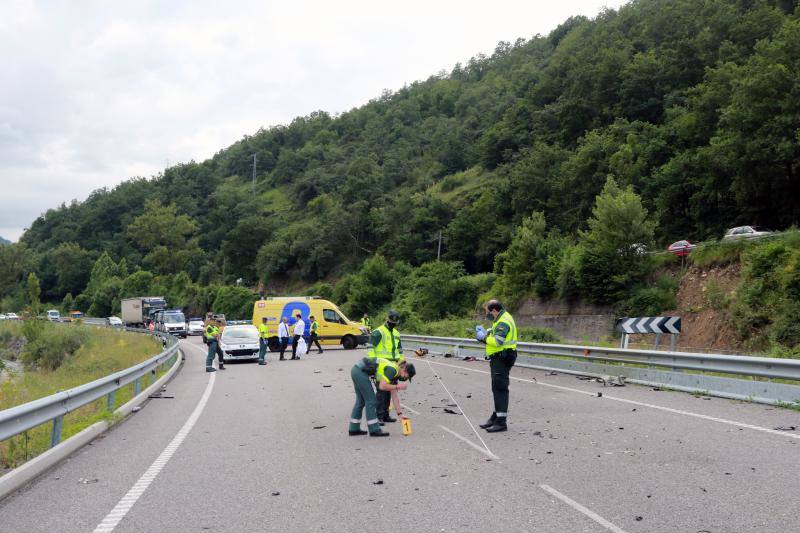 En el siniestro, que tuvo lugar en la carretera regional AS-112, cerca de la población de Soto, se han visto implicados tres turismos y dos motocicletas.