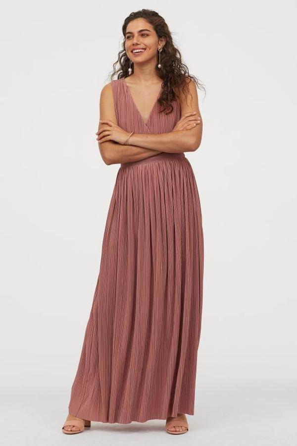 Vestido plisado con diseño largo de H&M, 59,99 euros.