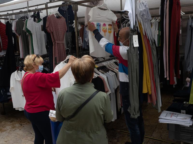 Fotos: La plaza, con mascarillas, geles y distancia social