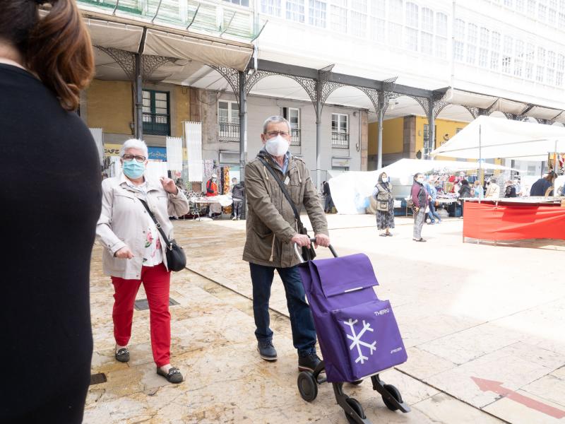 Fotos: La plaza, con mascarillas, geles y distancia social