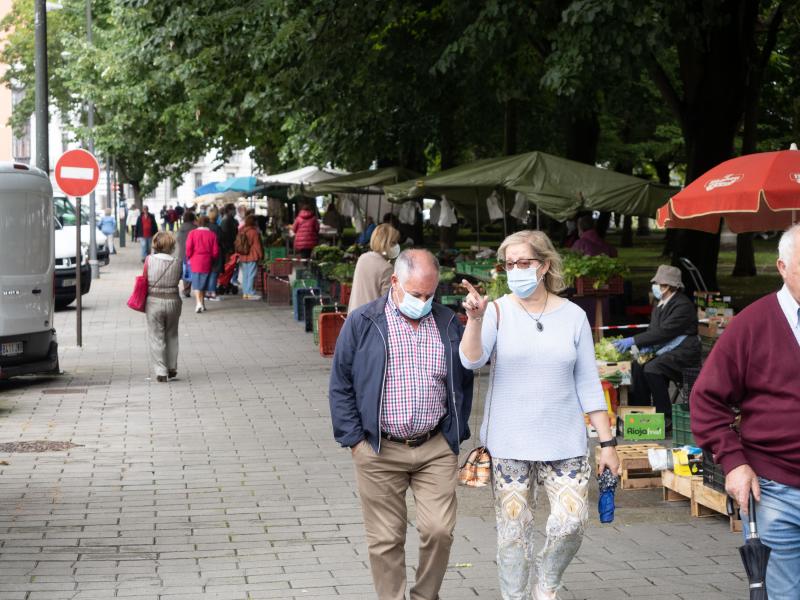 Fotos: La plaza, con mascarillas, geles y distancia social