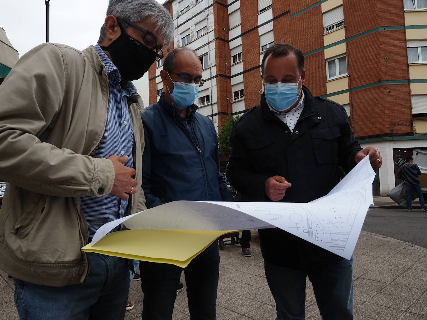 El concejal de Movilidad, Peayo García, visitó esta maña el barrio de Versalles