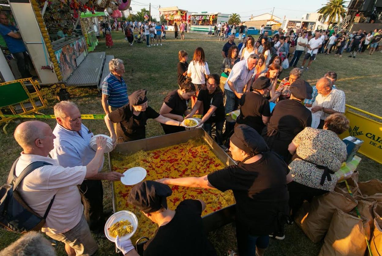 Una paella preparada el año pasado en el estrenado prau de la fiesta de El Carbayu. 