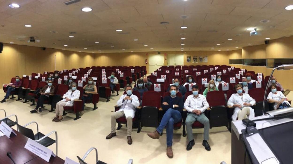 Asistentes a la reunión del Consejo de Salud del Área V en el salón de actos del Hospital de Cabueñes. 