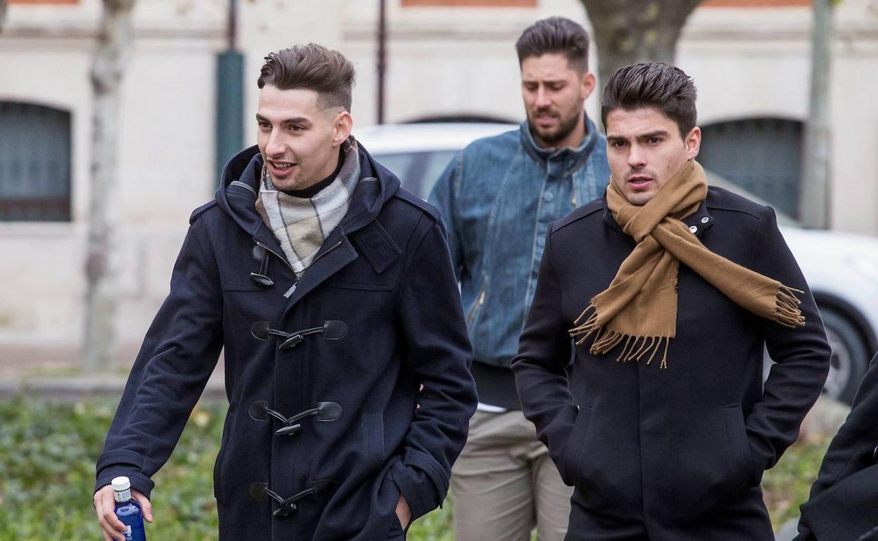 Victor Rodríguez (c), Carlos Cuadrado (i) y Raúl Calvo (d), exjugadores de la Arandina Club de Fútbol.