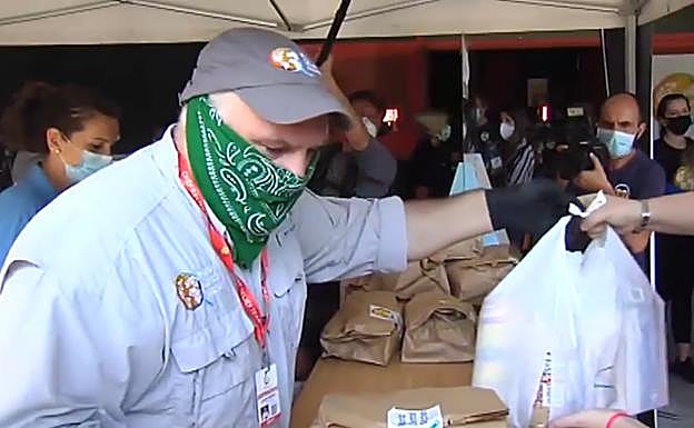 El cocinero asturiano José Andrés, durante el reparto de alimentos. 