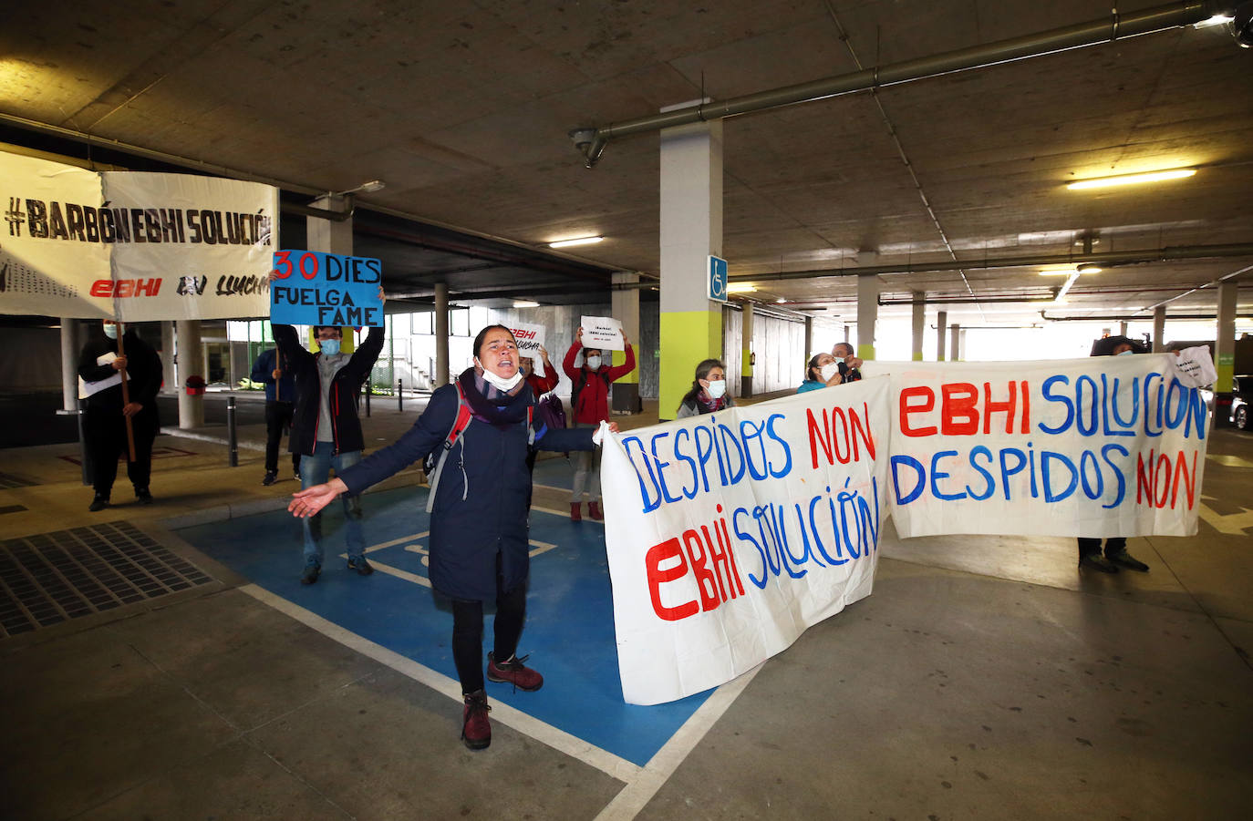 El Regimiento de Infantería Príncipe número 3 ha desmontado este jueves el hospital de campaña instalado en el aparcamiento del Hospital Universitario Central de Asturias el pasado 20 de marzo a causa de la pandemia del coronavirus. Al acto de clausura de la instalación, que nunca llegó a utilizarse, han acudido el presidente regional, Adrián Barbón; la delegada de Gobierno, Delia Losa y el Coronel Jefe del Regimiento, Alfonso Pardo de Santayana. Por otra parte, durante el acto tuvo lugar una protesta en solidaridad con los trabajadores de la EBHI. 