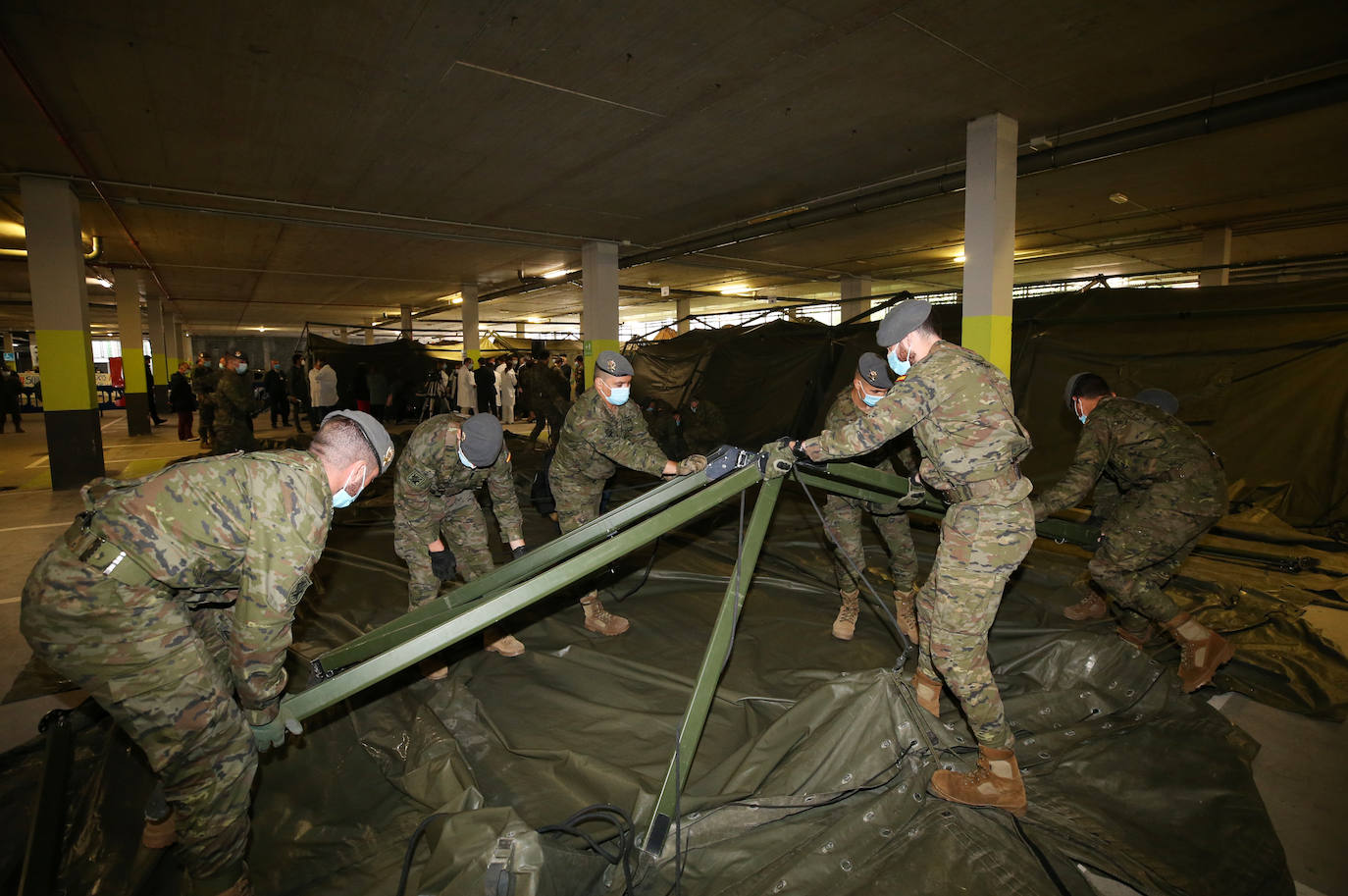 El Regimiento de Infantería Príncipe número 3 ha desmontado este jueves el hospital de campaña instalado en el aparcamiento del Hospital Universitario Central de Asturias el pasado 20 de marzo a causa de la pandemia del coronavirus. Al acto de clausura de la instalación, que nunca llegó a utilizarse, han acudido el presidente regional, Adrián Barbón; la delegada de Gobierno, Delia Losa y el Coronel Jefe del Regimiento, Alfonso Pardo de Santayana. Por otra parte, durante el acto tuvo lugar una protesta en solidaridad con los trabajadores de la EBHI. 