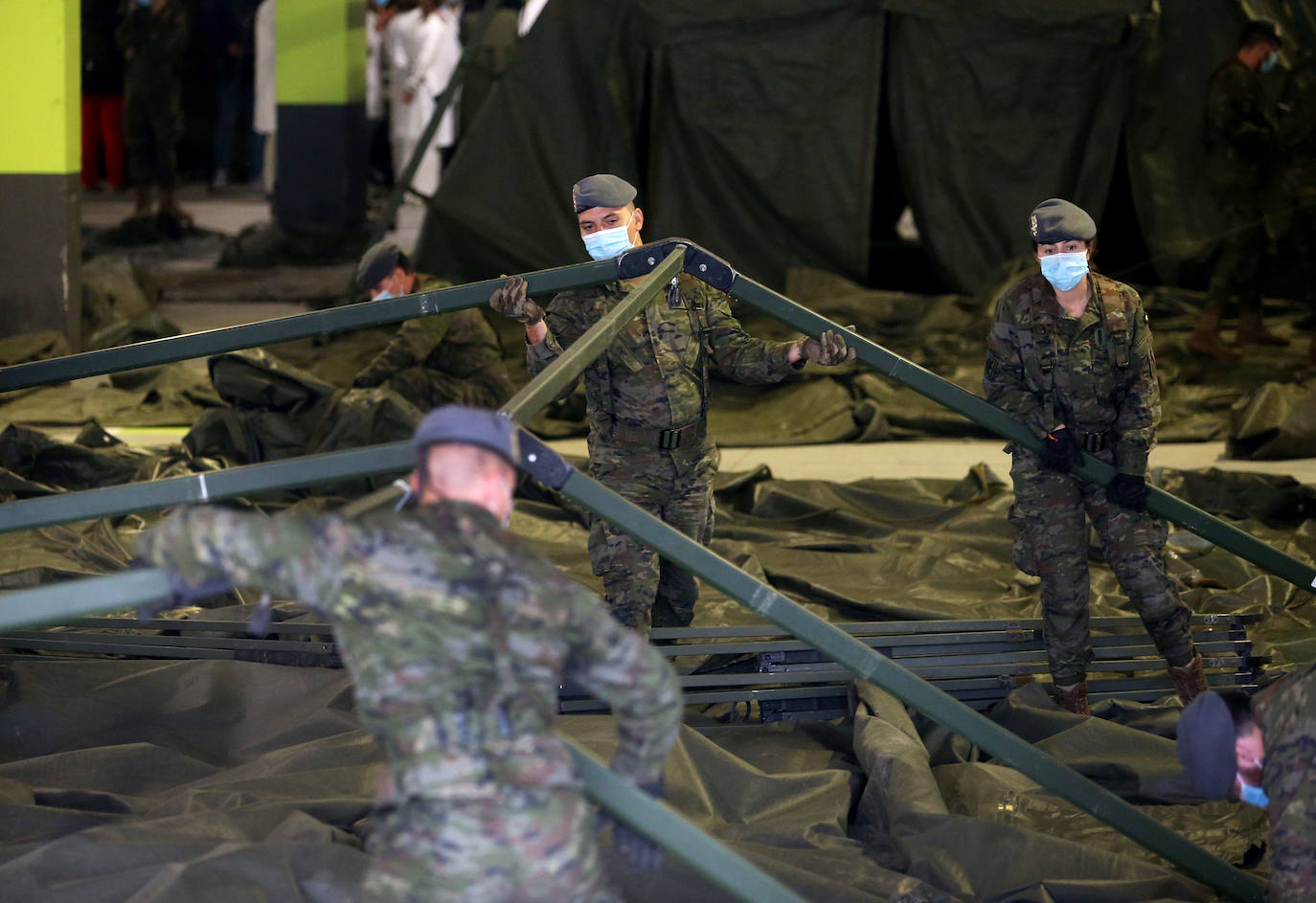 El Regimiento de Infantería Príncipe número 3 ha desmontado este jueves el hospital de campaña instalado en el aparcamiento del Hospital Universitario Central de Asturias el pasado 20 de marzo a causa de la pandemia del coronavirus. Al acto de clausura de la instalación, que nunca llegó a utilizarse, han acudido el presidente regional, Adrián Barbón; la delegada de Gobierno, Delia Losa y el Coronel Jefe del Regimiento, Alfonso Pardo de Santayana. Por otra parte, durante el acto tuvo lugar una protesta en solidaridad con los trabajadores de la EBHI. 
