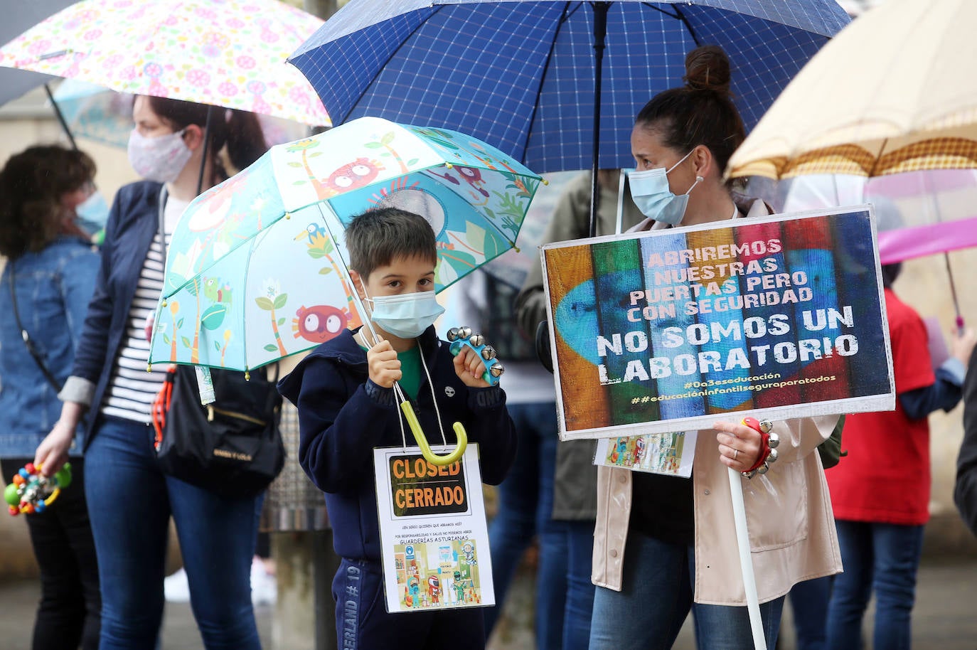 Las guarderías privadas de Asturias exigen el mismo trato que los centros públicos, que permanecen cerrados. «Si no nos ayudan nos vamos a quedar la mitad por el camino», lamentan una treintena de empresas privadas, que se han unido este jueves en Oviedo para defender sus intereses, en un momento en el que la Administración les permite reabrir sus puertas, siempre que cumplan los protocolos de seguridad que consideran «inasumibles». 