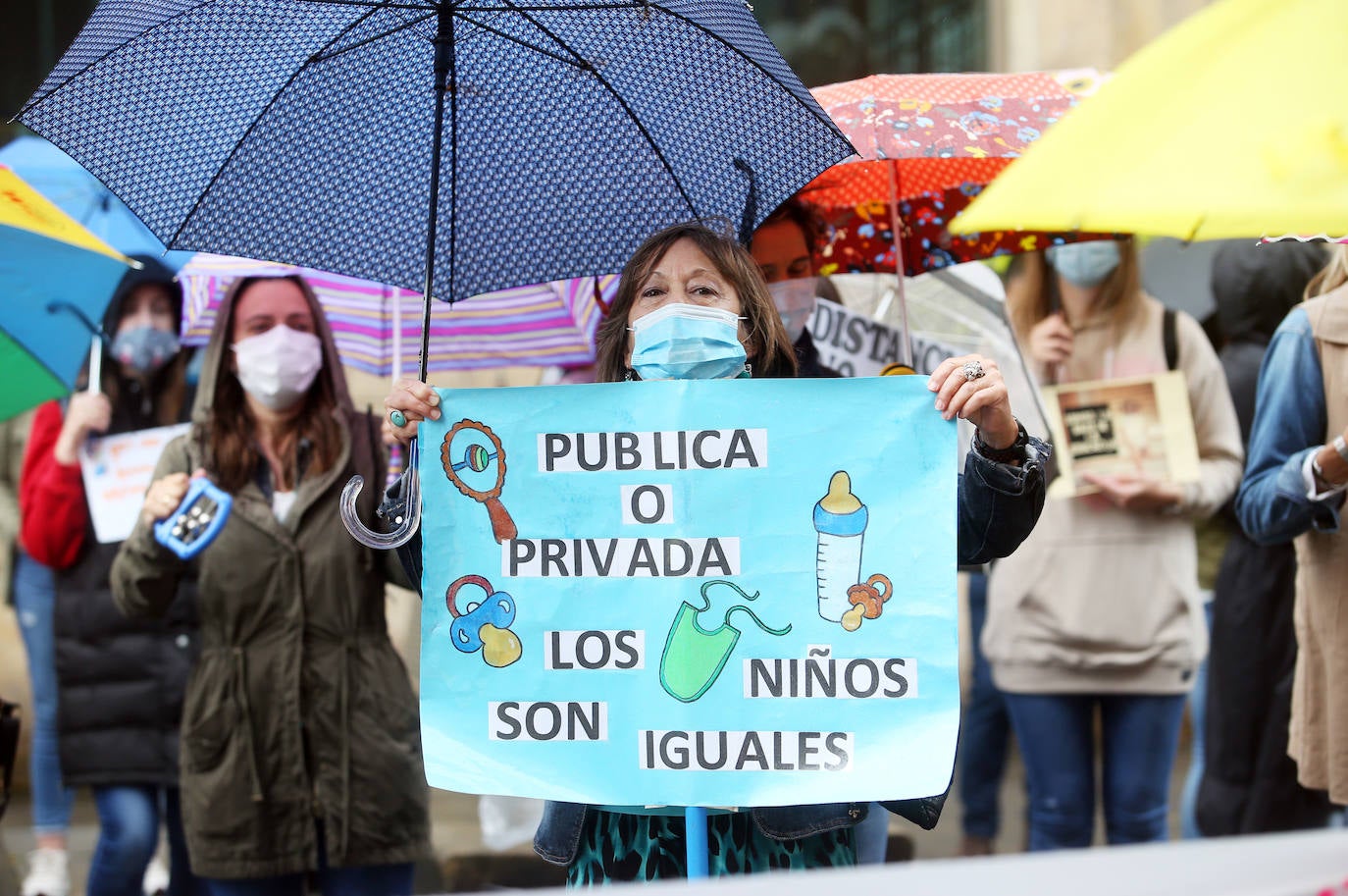 Las guarderías privadas de Asturias exigen el mismo trato que los centros públicos, que permanecen cerrados. «Si no nos ayudan nos vamos a quedar la mitad por el camino», lamentan una treintena de empresas privadas, que se han unido este jueves en Oviedo para defender sus intereses, en un momento en el que la Administración les permite reabrir sus puertas, siempre que cumplan los protocolos de seguridad que consideran «inasumibles». 