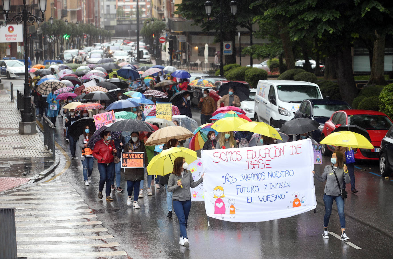 Las guarderías privadas de Asturias exigen el mismo trato que los centros públicos, que permanecen cerrados. «Si no nos ayudan nos vamos a quedar la mitad por el camino», lamentan una treintena de empresas privadas, que se han unido este jueves en Oviedo para defender sus intereses, en un momento en el que la Administración les permite reabrir sus puertas, siempre que cumplan los protocolos de seguridad que consideran «inasumibles». 