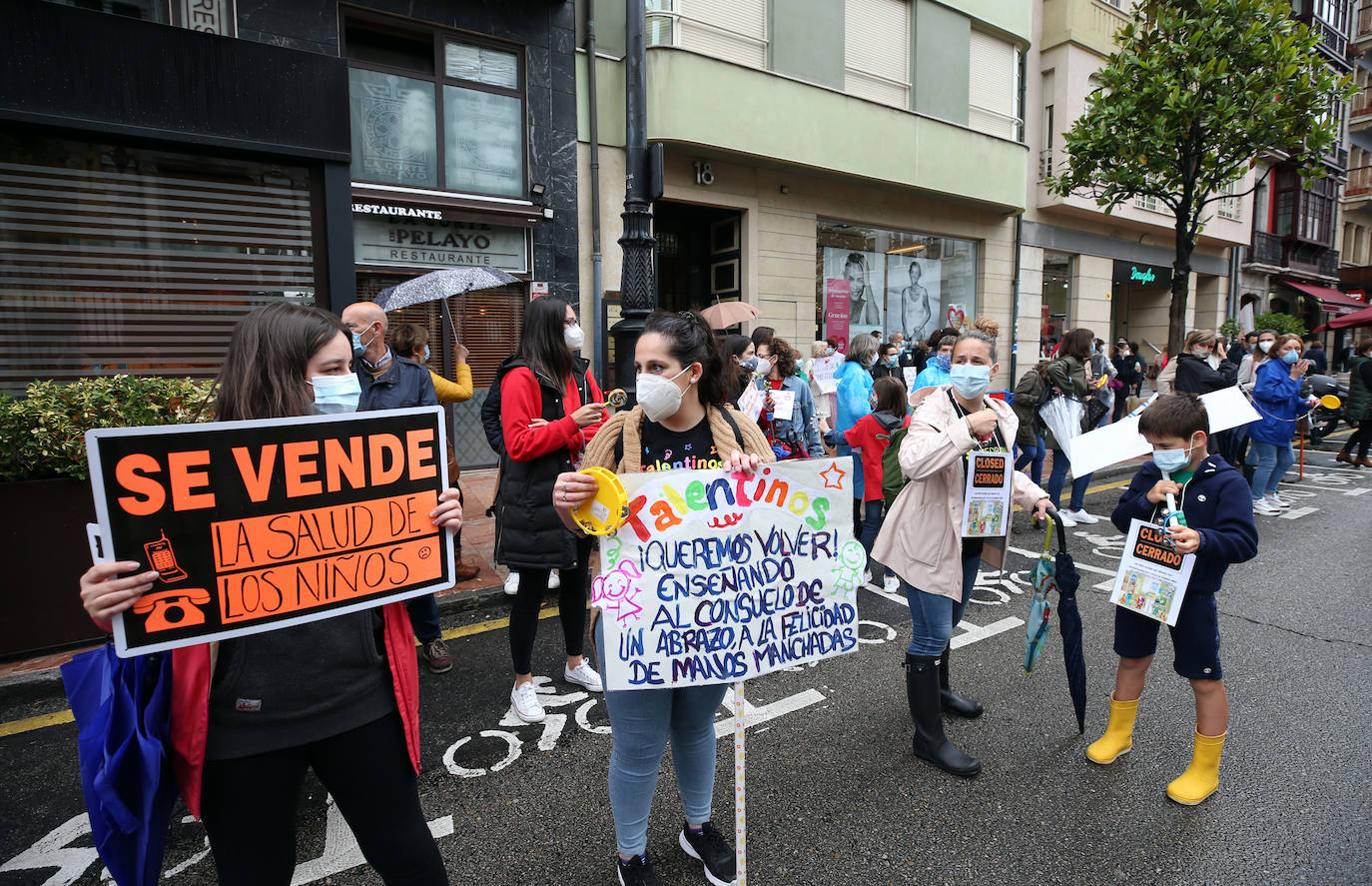 Las guarderías privadas de Asturias exigen el mismo trato que los centros públicos, que permanecen cerrados. «Si no nos ayudan nos vamos a quedar la mitad por el camino», lamentan una treintena de empresas privadas, que se han unido este jueves en Oviedo para defender sus intereses, en un momento en el que la Administración les permite reabrir sus puertas, siempre que cumplan los protocolos de seguridad que consideran «inasumibles». 