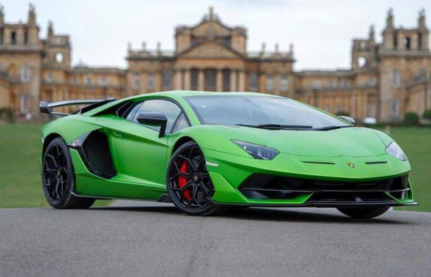 Lamborghini Aventador SVJ: Este Lamborghini es el más potente y rápido de todos los tiempos, se basa en el Aventador S de 2017 y cuenta con una aerodinámica mejorada y un motor de nada menos que 770 CV de potencia. Puede llegar a alcanzar una velocidad de 350 km/h.