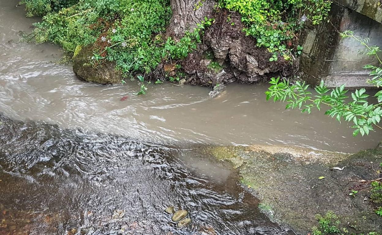 Imagen de las aguas fecales en el río Arlós. 