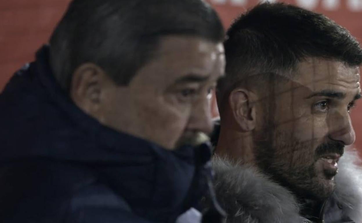 David Villa, con su padre Mel, en un fotograma del documental.