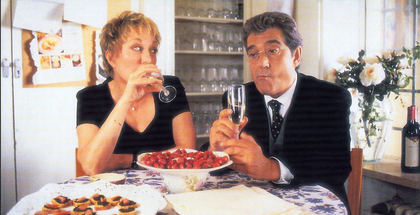 'Sin vergüenza' y '¿Por qué lo llaman amor cuando quieren decir sexo?' la coronaron con sendo premios Goya a mejor actriz de reparto, pero la carrera cinematográfica de Rosa María Sardá, fallecida a los 78 años, está plagada de títulos que le hicieron merecedora también de la Medalla de Oro de la Academia. A lo largo de su carrera ha compartido escena con muchos nombres conocidos del cine español como Fernando Fernán Gómez.