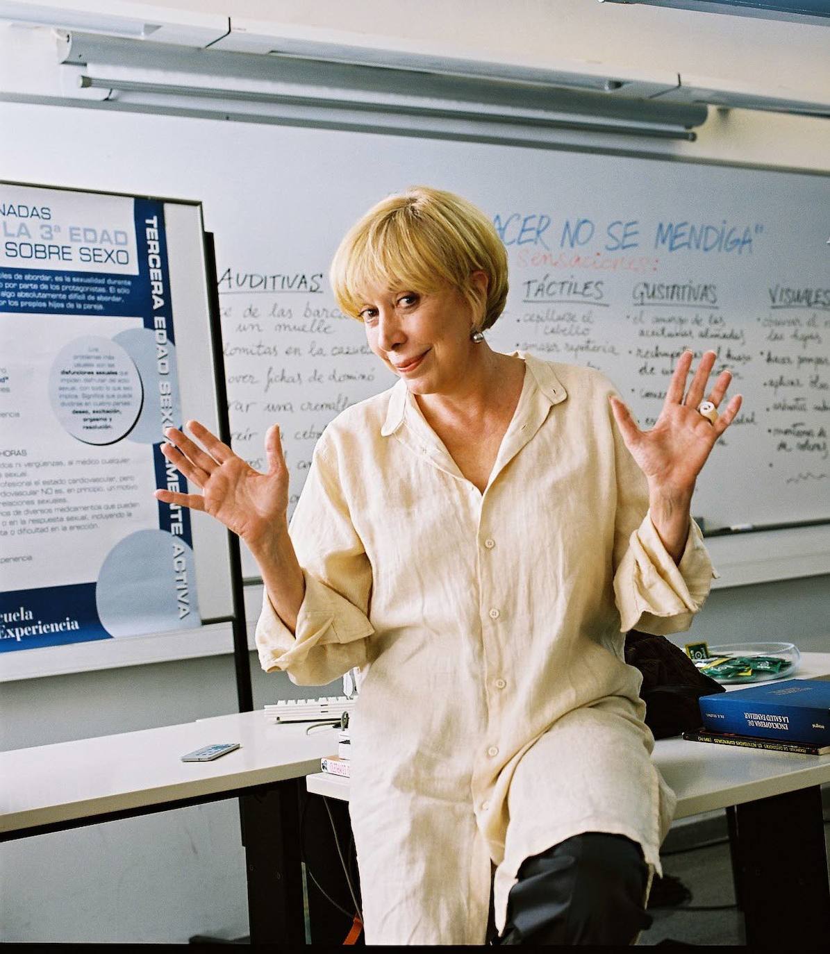 'Sin vergüenza' y '¿Por qué lo llaman amor cuando quieren decir sexo?' la coronaron con sendo premios Goya a mejor actriz de reparto, pero la carrera cinematográfica de Rosa María Sardá, fallecida a los 78 años, está plagada de títulos que le hicieron merecedora también de la Medalla de Oro de la Academia. A lo largo de su carrera ha compartido escena con muchos nombres conocidos del cine español como Fernando Fernán Gómez.