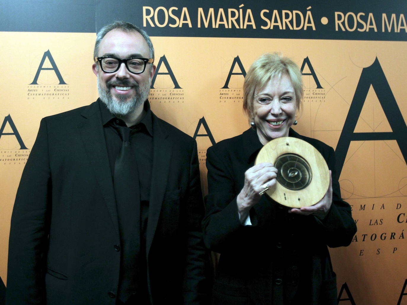 'Sin vergüenza' y '¿Por qué lo llaman amor cuando quieren decir sexo?' la coronaron con sendo premios Goya a mejor actriz de reparto, pero la carrera cinematográfica de Rosa María Sardá, fallecida a los 78 años, está plagada de títulos que le hicieron merecedora también de la Medalla de Oro de la Academia. A lo largo de su carrera ha compartido escena con muchos nombres conocidos del cine español como Fernando Fernán Gómez.