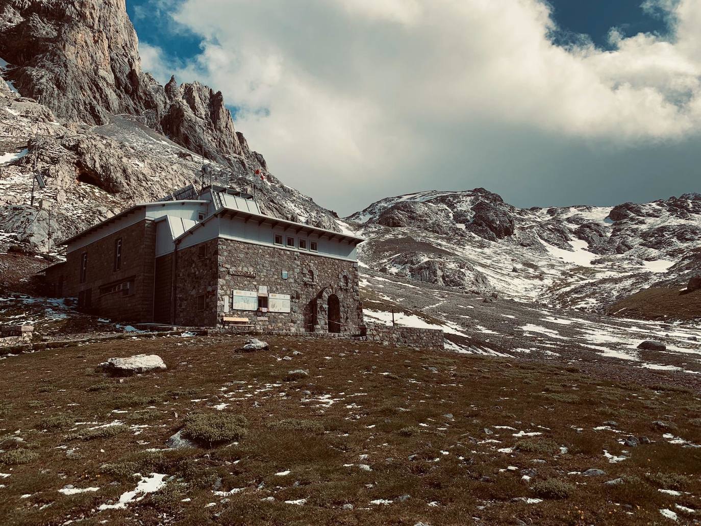 A falta de poco más de una semana para que llegue el verano, la cota de nieve en el Principado ha descendido hasta los 1.5000 metros, lo que ha provocado estampas más propias del invierno en las cimas asturianas, que han amanecido nevadas. 