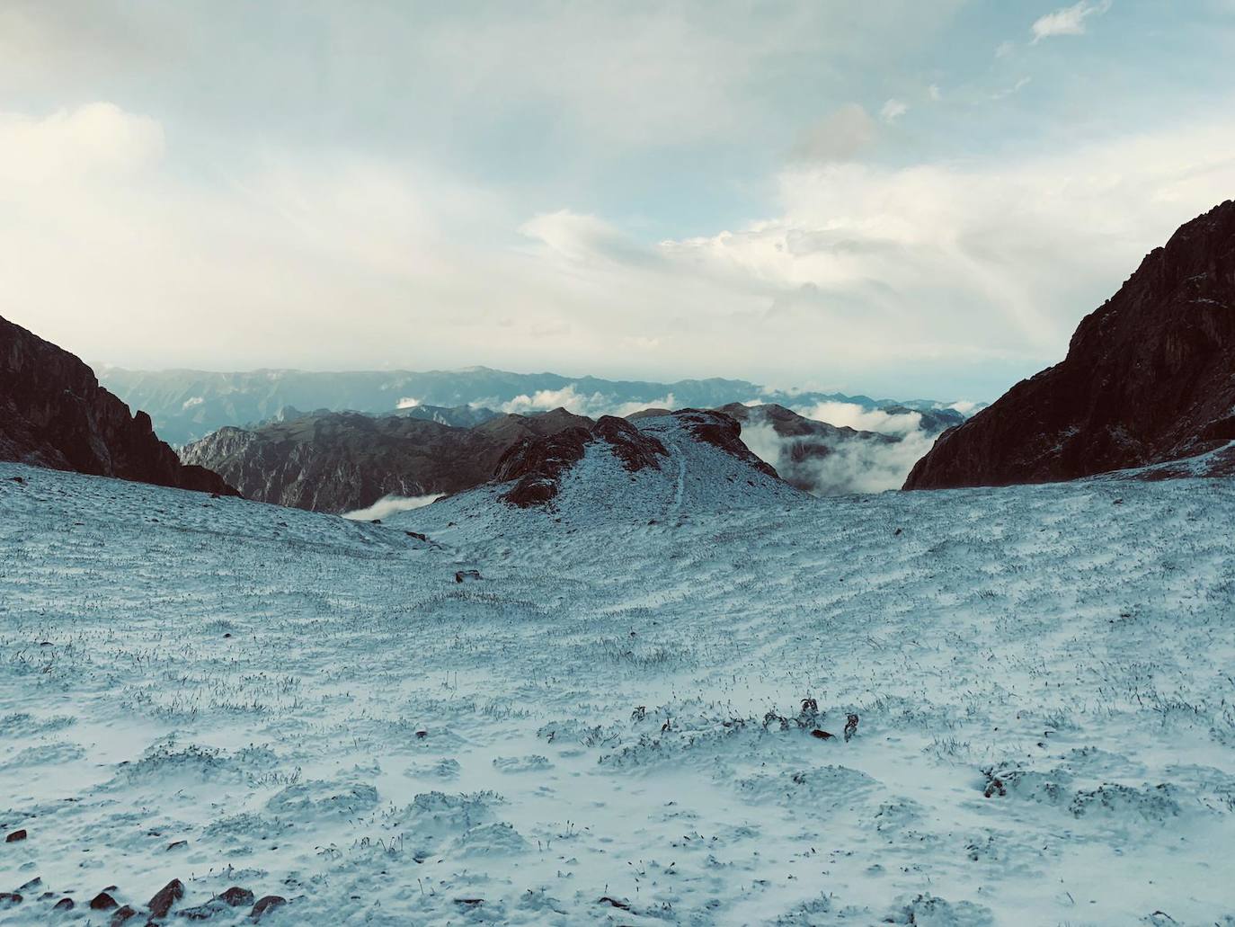 A falta de poco más de una semana para que llegue el verano, la cota de nieve en el Principado ha descendido hasta los 1.5000 metros, lo que ha provocado estampas más propias del invierno en las cimas asturianas, que han amanecido nevadas. 