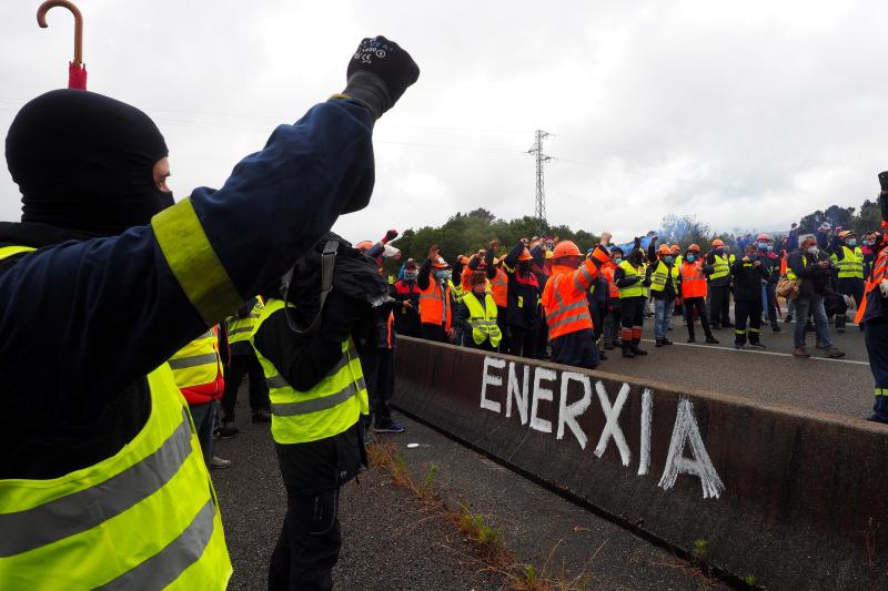 Trabajadores de Alcoa de La Coruña han establecido barricadas y quemado neumáticos en la autovía AG-64, cerca de Vilalba, que comunica con Ferrol y con la costa de Lugo, para urgir una solución al Gobierno central y la Xunta de Galicia ante los despidos.