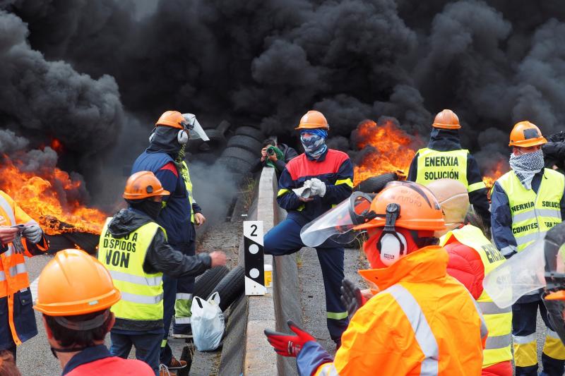 Trabajadores de Alcoa de La Coruña han establecido barricadas y quemado neumáticos en la autovía AG-64, cerca de Vilalba, que comunica con Ferrol y con la costa de Lugo, para urgir una solución al Gobierno central y la Xunta de Galicia ante los despidos.