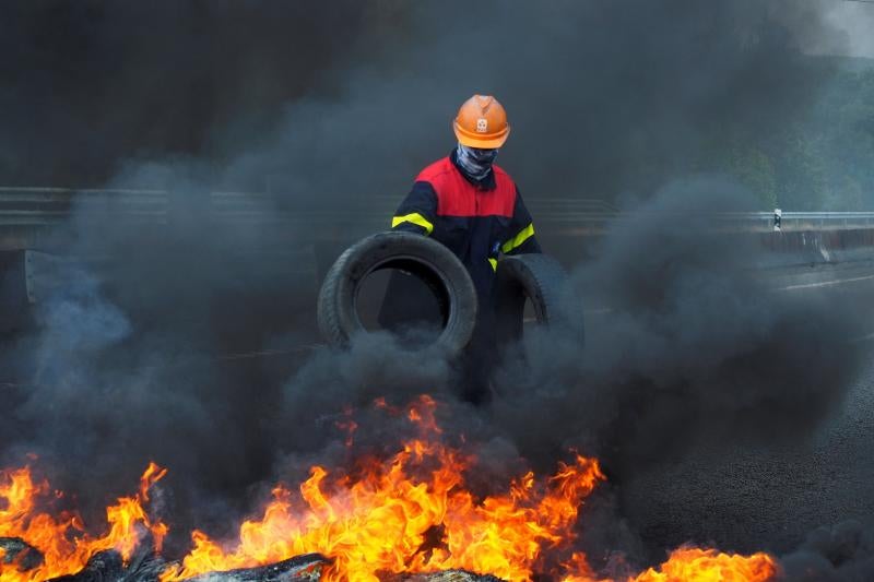 Trabajadores de Alcoa de La Coruña han establecido barricadas y quemado neumáticos en la autovía AG-64, cerca de Vilalba, que comunica con Ferrol y con la costa de Lugo, para urgir una solución al Gobierno central y la Xunta de Galicia ante los despidos.