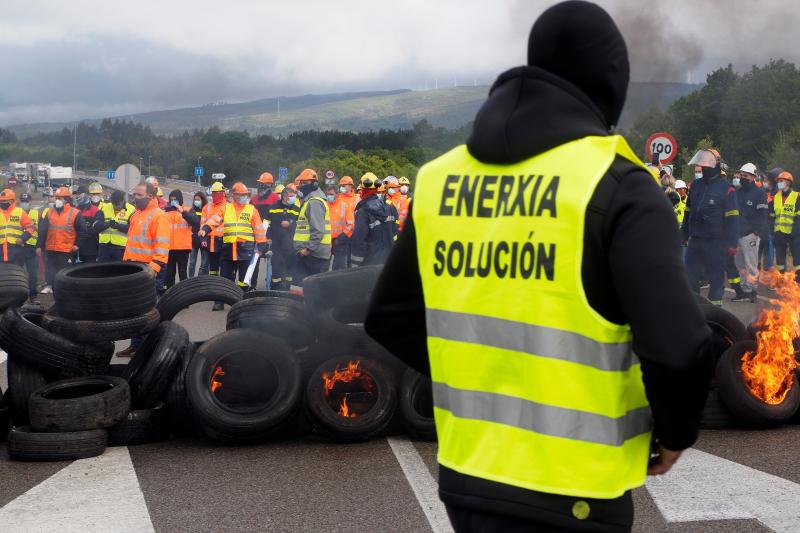 Trabajadores de Alcoa de La Coruña han establecido barricadas y quemado neumáticos en la autovía AG-64, cerca de Vilalba, que comunica con Ferrol y con la costa de Lugo, para urgir una solución al Gobierno central y la Xunta de Galicia ante los despidos.