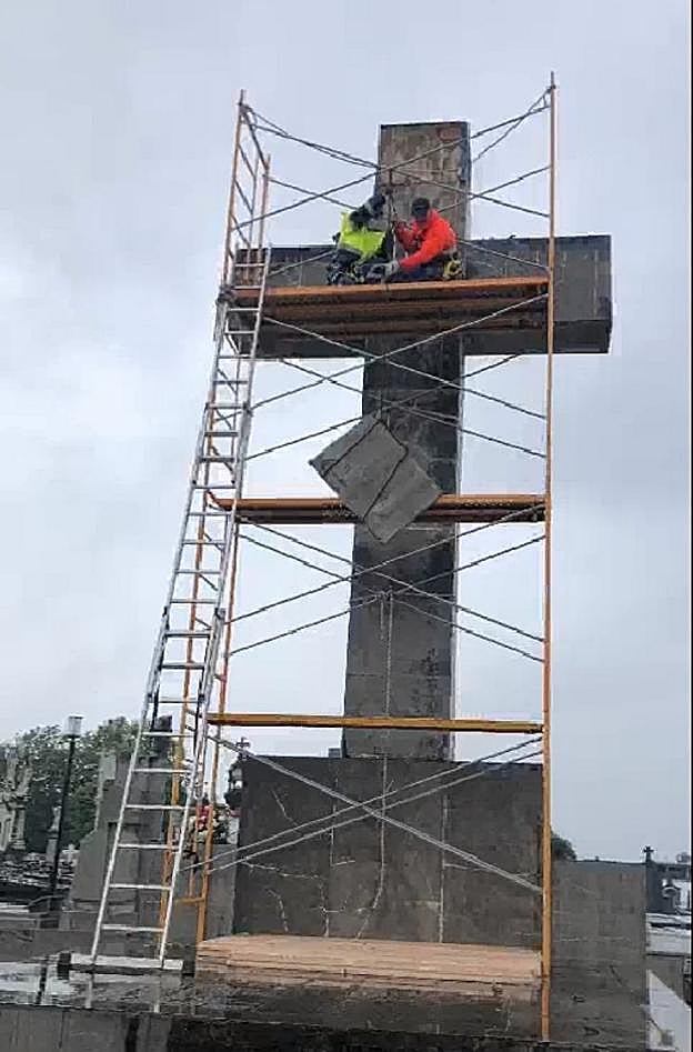Operarios municipales retiraron las placas franquistas ayer por la mañana. 