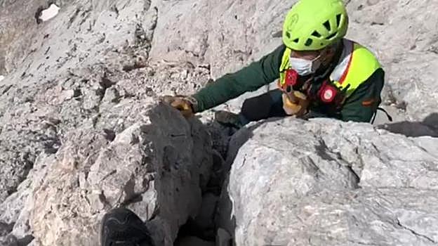 Un 'greiman' durante la operación de retirada de la roca. 