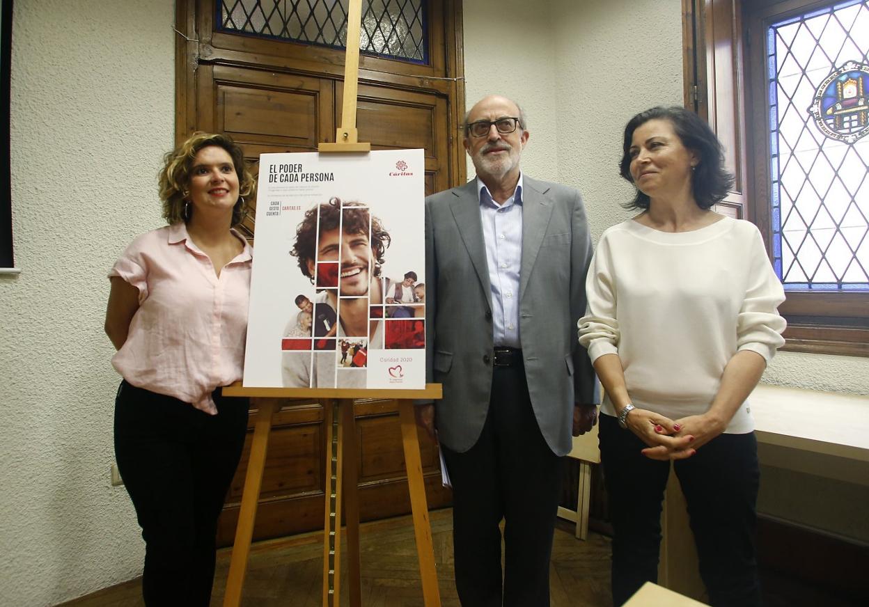 Álvarez, Alonso y Baeza, en la sede de Cáritas, en Oviedo. 