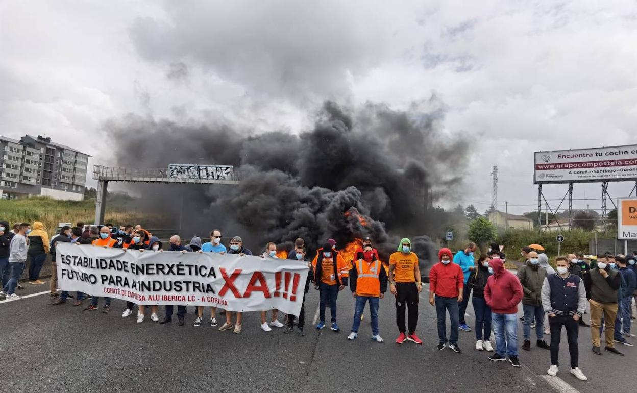 Los trabajadores de Alu Ibérica en La Coruña cortaron la mayor avenida de la ciudad. E. C.