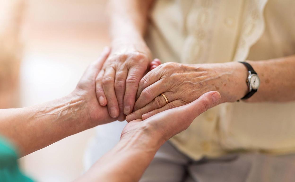 Buscan a los familiares de una sexagenaria asturiana desorientada en Lugo