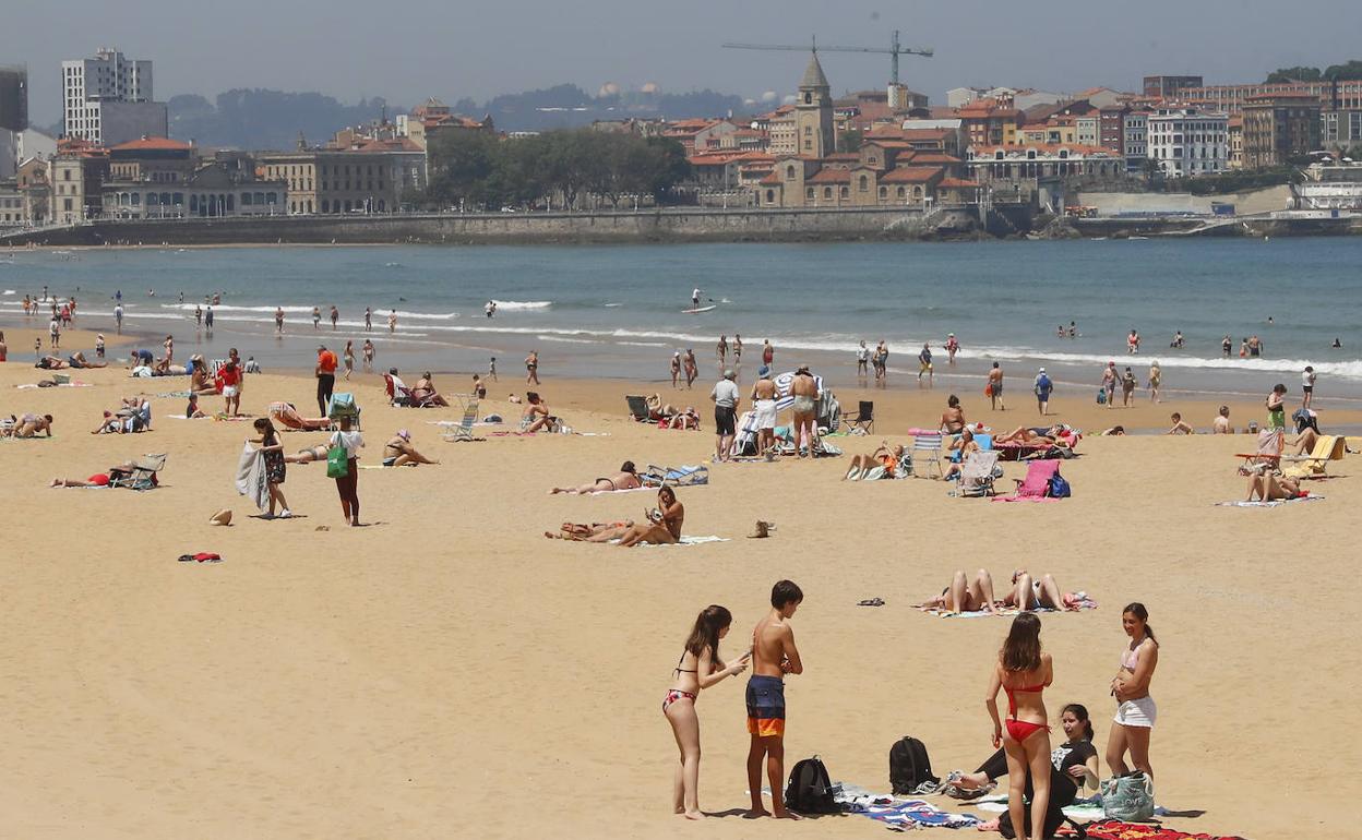 La playa de San Lorenzo de Gijón
