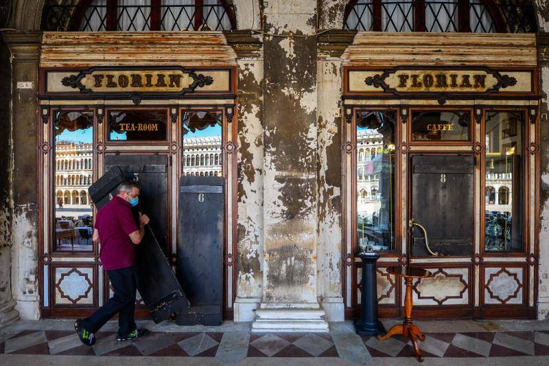 Venecia, la ciudad del amor, empieza a presentar un aspecto bien distinto. Los turistas ya empiezan a hacer acto de presencia por sus canales y calles, y lugares tan emblemáticos como el Café Florian, del siglo XVIII, y construcciones de la Plaza de San Marcos empiezan a abrir sus puertas tras varias semanas clausuradas.