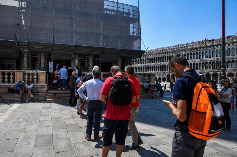 Venecia, la ciudad del amor, empieza a presentar un aspecto bien distinto. Los turistas ya empiezan a hacer acto de presencia por sus canales y calles, y lugares tan emblemáticos como el Café Florian, del siglo XVIII, y construcciones de la Plaza de San Marcos empiezan a abrir sus puertas tras varias semanas clausuradas.