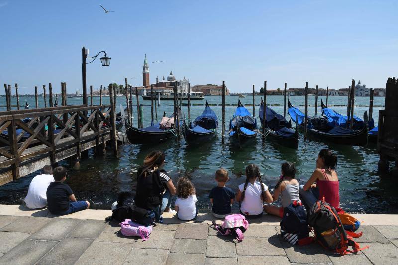 Venecia, la ciudad del amor, empieza a presentar un aspecto bien distinto. Los turistas ya empiezan a hacer acto de presencia por sus canales y calles, y lugares tan emblemáticos como el Café Florian, del siglo XVIII, y construcciones de la Plaza de San Marcos empiezan a abrir sus puertas tras varias semanas clausuradas.