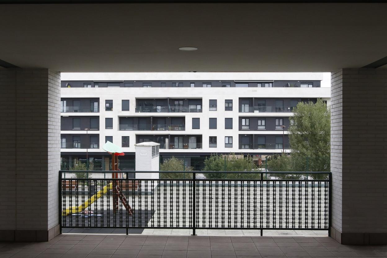 Edificio donde residía la joven detenida en Nuevo Roces. 